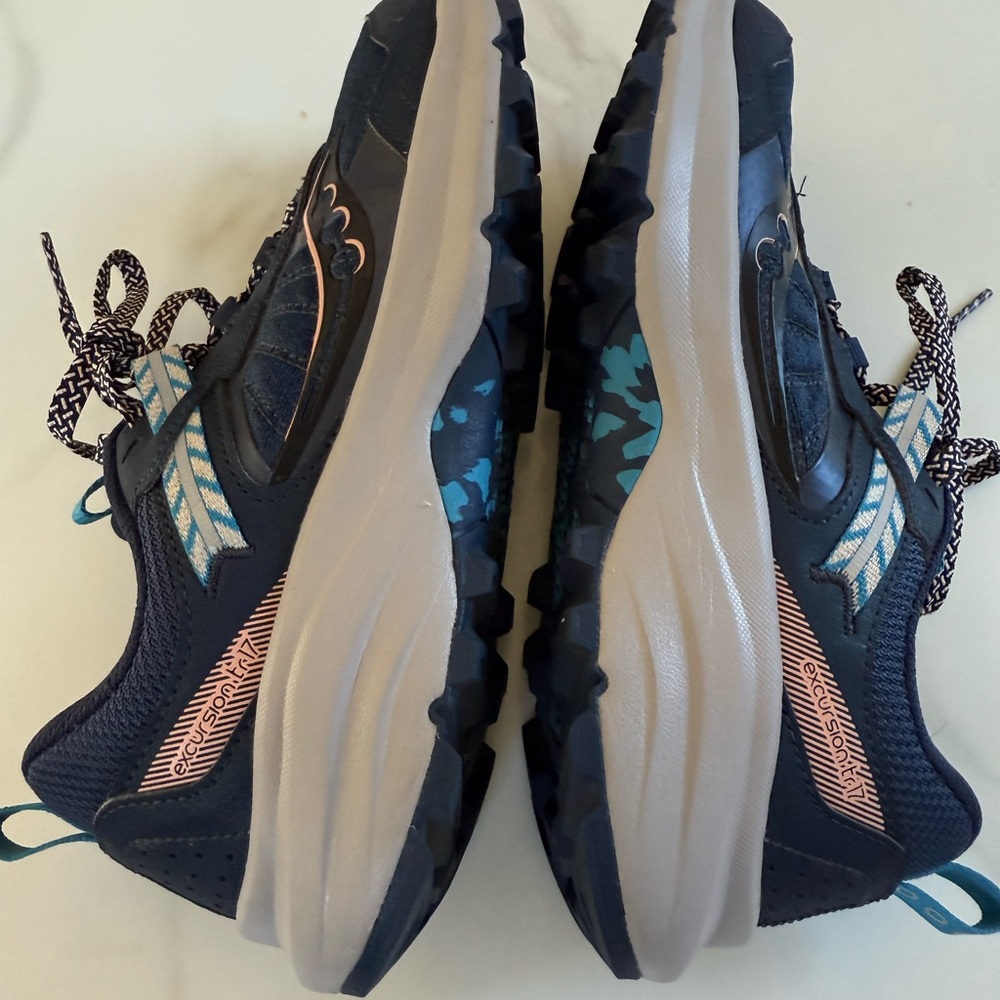 Saucony women’s' Navy and Teal Sneakers - Picture 5 of 8